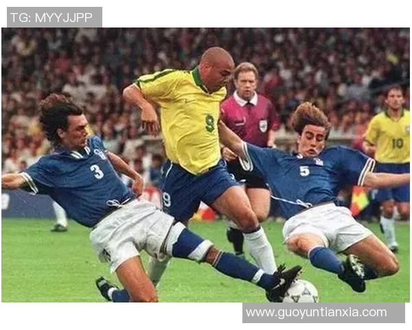 世上最厉害的足球明星背后的传奇故事与辉煌成就解析 世上最厉害的足球明星背后的传奇故事与辉煌成就解析